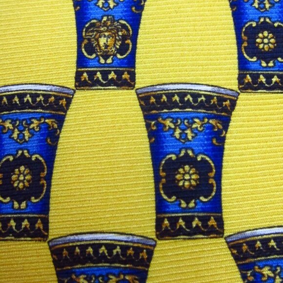 GORGEOUS Gianni Versace Blue Cups With Medusa Head on Yellow Silk Tie Italy 3.75 - Picture 2 of 5